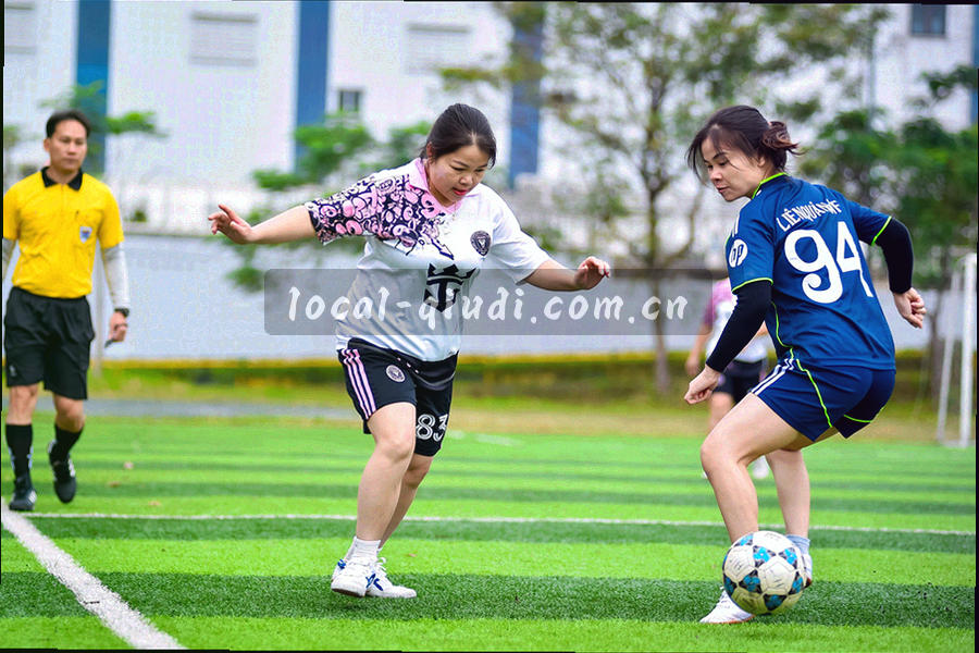 楼道里一只手拉着卷尺丈量门框宽度，光线偏暖